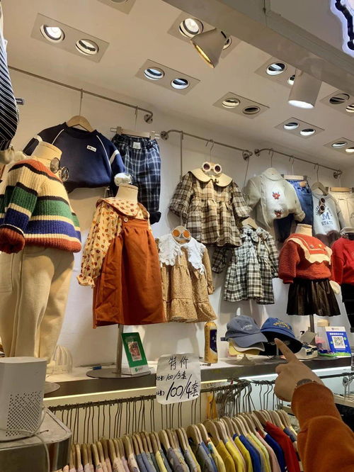 服裝批發(fā)市場清倉指南 100元3件靚衫VS 20元買牛仔褲，哪里更抵？